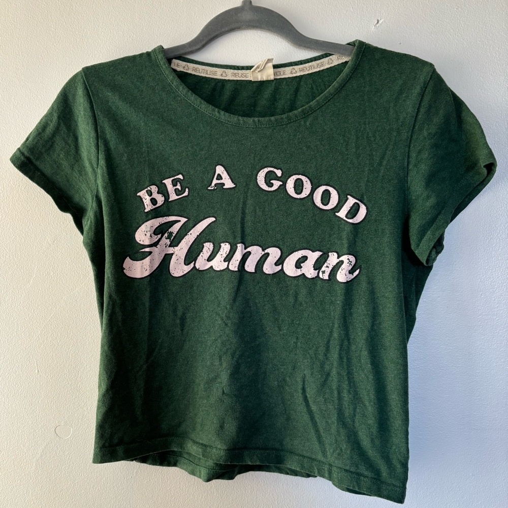 “Be a good human” Cropped T-Shirt